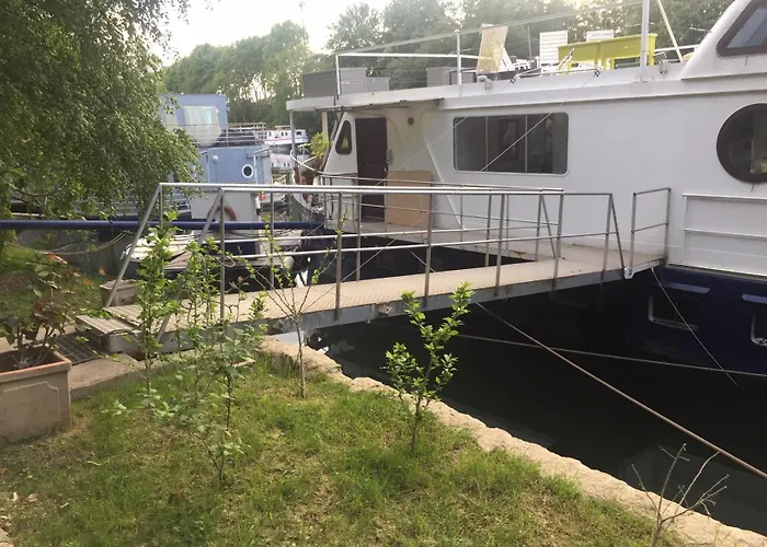 Charming Studio On House Boat